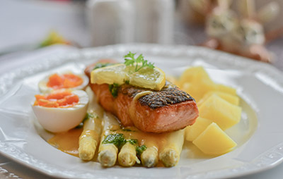 Serviervorschlag Bio-Spargel mit Lachs, Ei und Salzkartoffeln