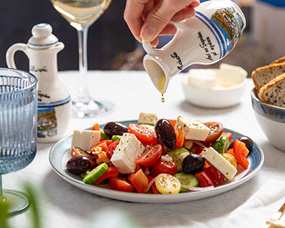 Serviervorschlag griechischer Salat mit Bio-Tomaten