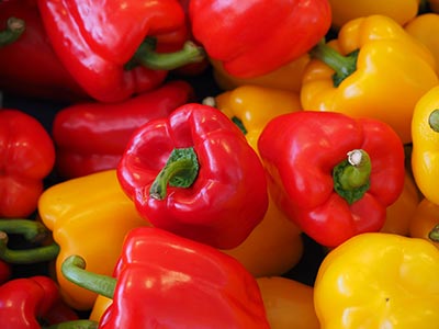 Rote und gelbe Bio-Paprika